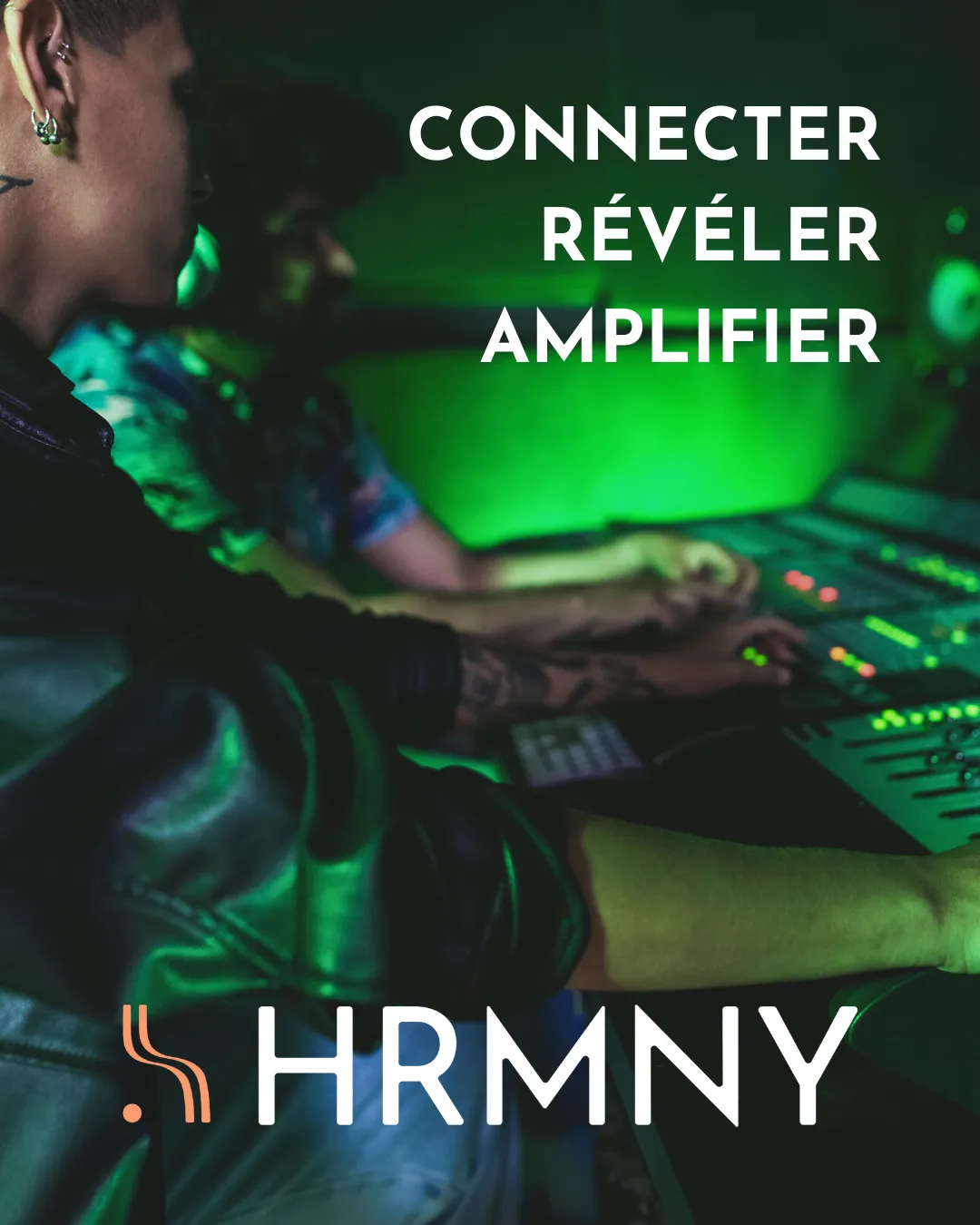 Visuel HRMNY : deux personnes à une table de mixage sous une lumière verte, texte « Connecter, révéler, amplifier ».
